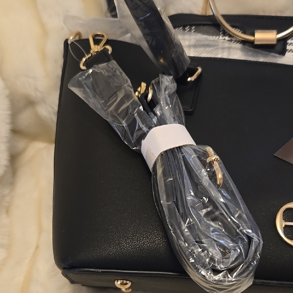 IMAN Black and Gold Shoulder Bag - Picture 7 of 7